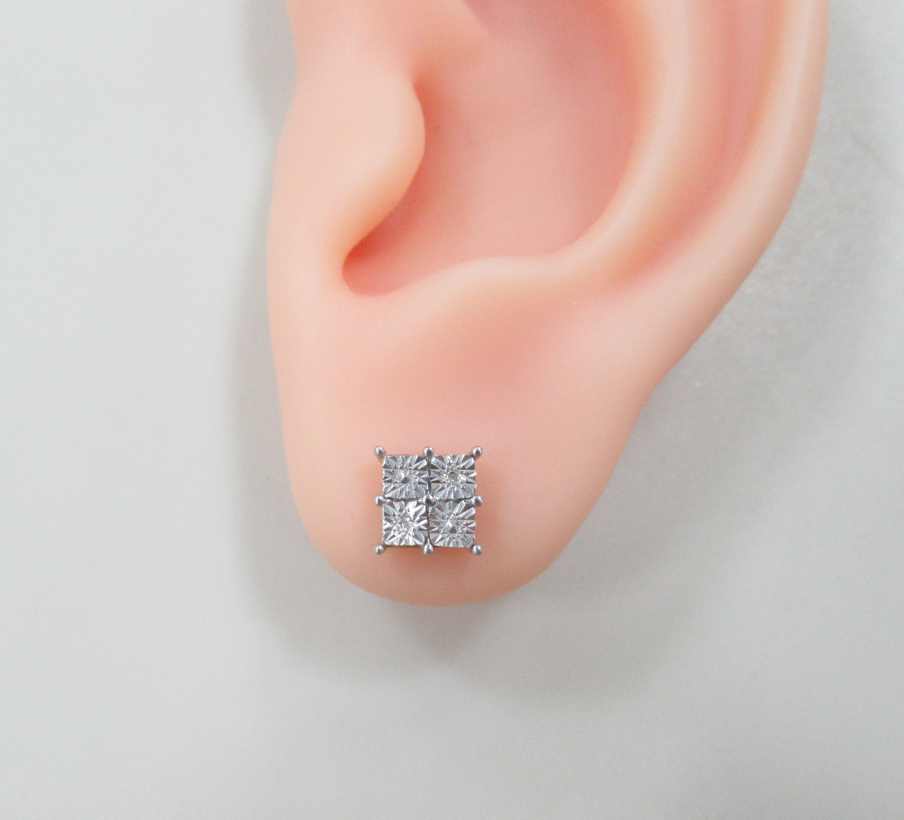 Серебряные серьги-пусеты с бриллиантами